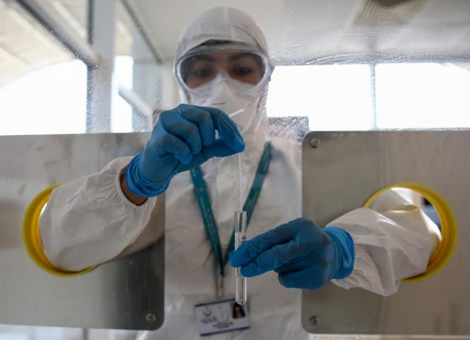 <p>Merkezde günlük 400 numune kapasitesi bulunduğunu aktaran Hülür, "İl olarak 2 bin 500 test çalışıyoruz. Dört laboratuvarımız var. İlk etapta sonuçları merkezdeki laboratuvarda çalışacağız. Ancak yakında burada laboratuvar olarak çalışma yapacağız" dedi.</p>
<p> </p>