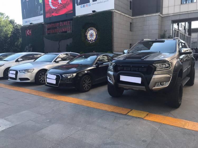 <p>Silahlı örgüt liderlerinden Çetin G., uyuşturucu ticaretinden tutuklu olduğu Brezilya’da cezaevinden firar ettiği belirlenmiştir. Aynı şüpheli Hollanda’da uyuşturucu ticareti ve kara para aklama suçlarından dolayı adli kontrol altındayken elektronik kelepçesini kırarak Türkiye’ye kaçmıştır. Yakalan Çetin G. hakkında, INTERPOL tarafından kırmızı bültenler ve Avrupa tutuklama kararları çıkarıldığı görülmüştür. Örgüt liderinin yurt dışında işlediği suçlar nedeniyle toplam 26 yıl hapis cezası bulunmaktadır. </p>