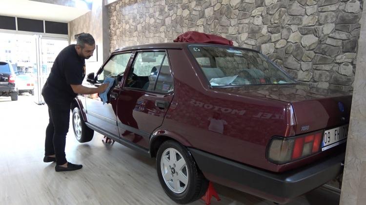 <p>"Otomobili ilk sahibinden aldım"<br />
Genelde de yerli arabaları almayı tercih ettiğini ifade eden Fatih Yunus Güzel, internetten araştırarak bulduğu 1997 model otomobili ilk sahibinden 70 bin liraya satın aldığını söyledi. Otomobilin 8 bin 500 kilometrede olduğunu kaydeden Güzel, "En son aldığımız aracımız da bu. </p>
