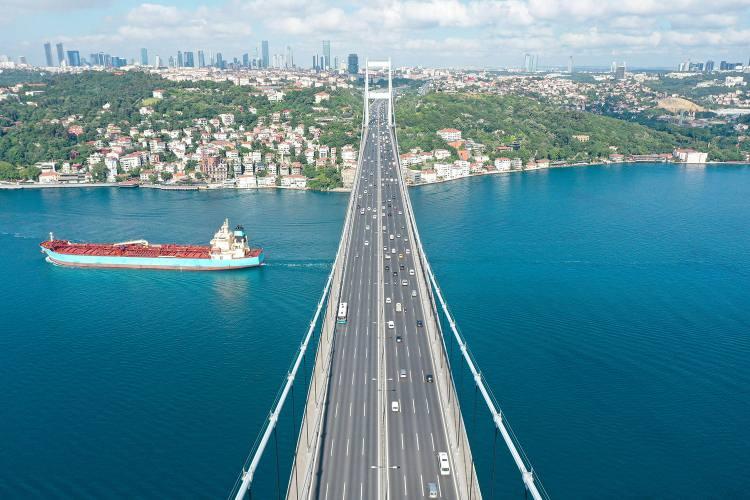 <p>Bu kapsamda yerleşim yerlerinin büyümesi, göç dalgaları ve trafiğin artmasıyla İstanbul Boğazı için hep bir hayal olan köprülerin yapılması için ilk adımlar atıldı ve 30 Ekim 1973'te Boğaziçi Köprüsü açıldı.</p>

<p> </p>
