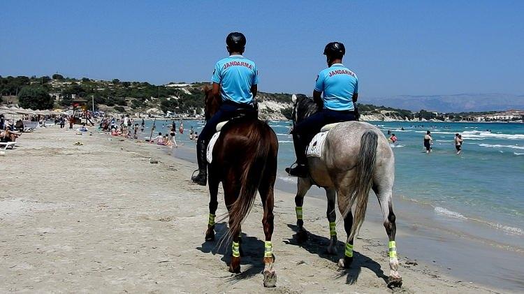 <p>Nevşehir Jandarma At ve Köpek Eğitim Merkez Komutanlığından (JAKEM) gelen Atlı Jandarma Timi, İzmir'in Çeşme ilçesindeki Pırlanta ve Altınkum plajlarında devriye görevi yapmaya başladı. 12 ay boyunca Özdere'de konuşlu olan ve İzmir ili genelinde yaya ve motorlu taşıtlarla ulaşımın zor olduğu jandarmanın sorumluluk sahasında bulunan sahil bölgelerinde, ormanlık ve mesire alanlarda emniyet ve asayişi sağlamak üzere görev yapan Atlı Jandarma Timi'nin sezon süresince Pırlanta ve Altınkum plajlarında devriye görevi yapacağı belirtildi. <br />
</p>