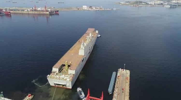 <p><strong>231 METRE UZUNLUĞUNDA, 32 METRE GENİŞLİĞİNDE VE 27 BİN TON AĞIRLIĞINDA</strong><br />
<br />
TCG Anadolu, dört adet mekanize çıkarma aracı, iki adet hava yastıklı çıkarma aracı, iki adet personel çıkarma aracının yanı sıra uçak, helikopter ve insansız hava araçları da taşıyacak.</p>
<p>231 metre uzunluk ve 32 metre genişlikteki geminin tam yük deplasmanı yaklaşık 27 bin ton olacak.</p>