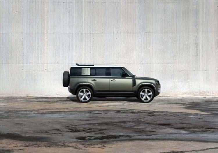 <p><strong>"DÜNYAYA ŞEKLİNİ VERMEK İÇİN ARAMIZA GERİ DÖNDÜ"</strong></p>
<p>Yeni Land Rover Defender’ın Türkiye’de satışa sunulmasıyla ilgili konuşan Borusan Otomotiv İcra Kurulu Başkanı Hakan Tiftik: “Land Rover’ın bugüne kadar ürettiği en yetenekli 4x4 modeli olan Yeni Land Rover Defender, 70 yılı aşkın tarihinde yeni bir dönem açıyor. Yepyeni teknolojilerle geliştirilen, arazi özellikleriyle geçmişin izlerine sadık kalan ve aynı zamanda şehir kullanımı için de benzersiz özellikler sunan Land Rover’ın bu efsanevi modeli, dünyaya şeklini vermek için aramıza geri döndü" dedi.</p>