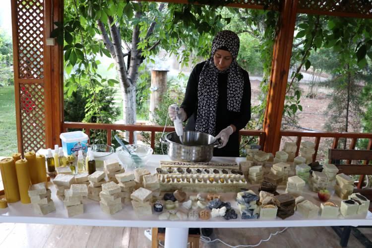 <p>Bahçeci, AA muhabirine yaptığı açıklamada, çalışarak ve üreterek kendi ayaklarının üzerinde duran kadınları hep takdir ettiğini belirtti. </p>