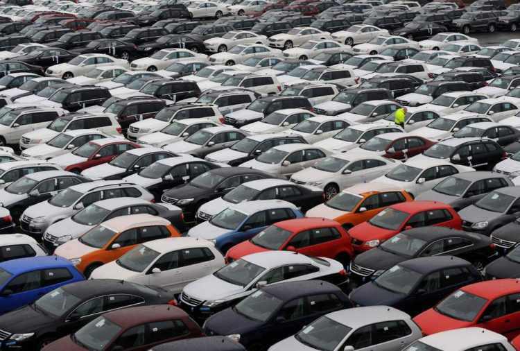 <p>10 GÜNDE 17 BİN TL</p>
<p>Aracını Haziran ayının ilk haftası 66 bin TL'ye sattığını ifade eden bir vatandaş ise; 10 gün sonra aynı aracın 83 bin TL'ye ilan çıkılarak opsiyonlanmış olarak internette gördüğünü belirtiyor. Kimi satıcıların ise ilan çıktıkları çok sayıda aracı aynı kişiye opsiyonlaması sosyal medyada alay konusu oldu.</p>