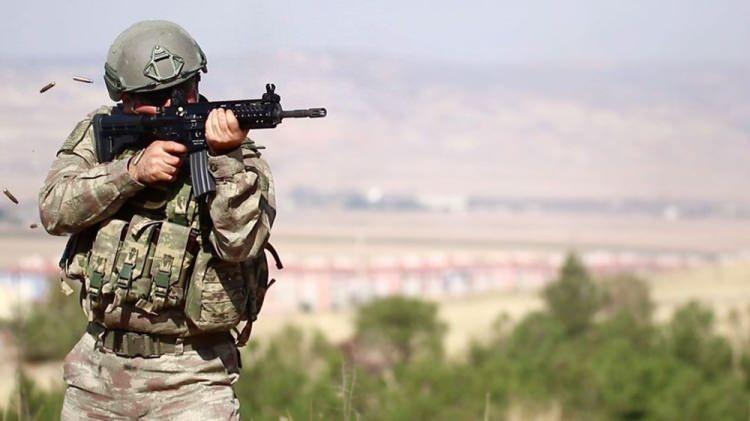 <p><strong>MİLLİ PİYADE TÜFEĞİ KULLANIMA SUNULUYOR</strong><br />
<br />
Makina ve Kimya Endüstrisi Kurumu (MKEK) tarafından, yüksek atış kabiliyeti, benzerlerine göre hafif ve etkili bir silah olma özellikleriyle ön plana çıkan, meskun mahal gibi dar alanlarda kullanılabilen Milli Piyade Tüfeği (MPT-55) güvenlik güçlerinin kullanımına sunuluyor.</p>