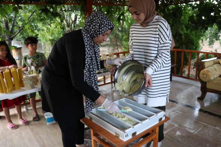 <p>"Aklımıza gelebilecek veya yiyebileceğimiz her türlü meyve, sebze ve bitkiden sabun üretimi yapıyorum, 50'ye yakın sabun çeşidim var. </p>