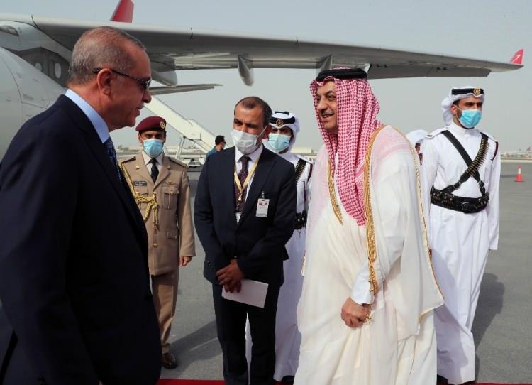 <p>Türkiye Cumhurbaşkanı Recep Tayyip Erdoğan, Katar'ın başkenti Doha'da Katar Emiri Şeyh Temim bin Hamed Al Sani ile bir araya geldi.</p>