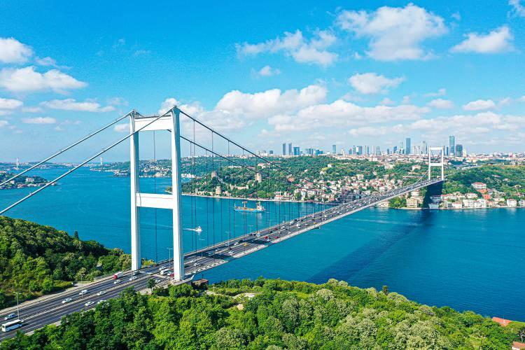 <p>Fatih Sultan Mehmet Köprüsü, Boğaziçi Köprüsü'nden 5 kilometre kuzeyde, boğazın Rumeli yakasında, Hisarüstü ile Anadolu yakasında Kavacık mevkileri arasında yer alıyor.</p>

<p>Kule ayakları arasındaki orta açıklığı bin 90 metre olan köprünün kule temelleri boğazın iki yakasındaki yamaçlara yerleştirilmiş, kuleler ise hemen hemen tabliye mesnet seviyesinden başlamıştır.</p>
