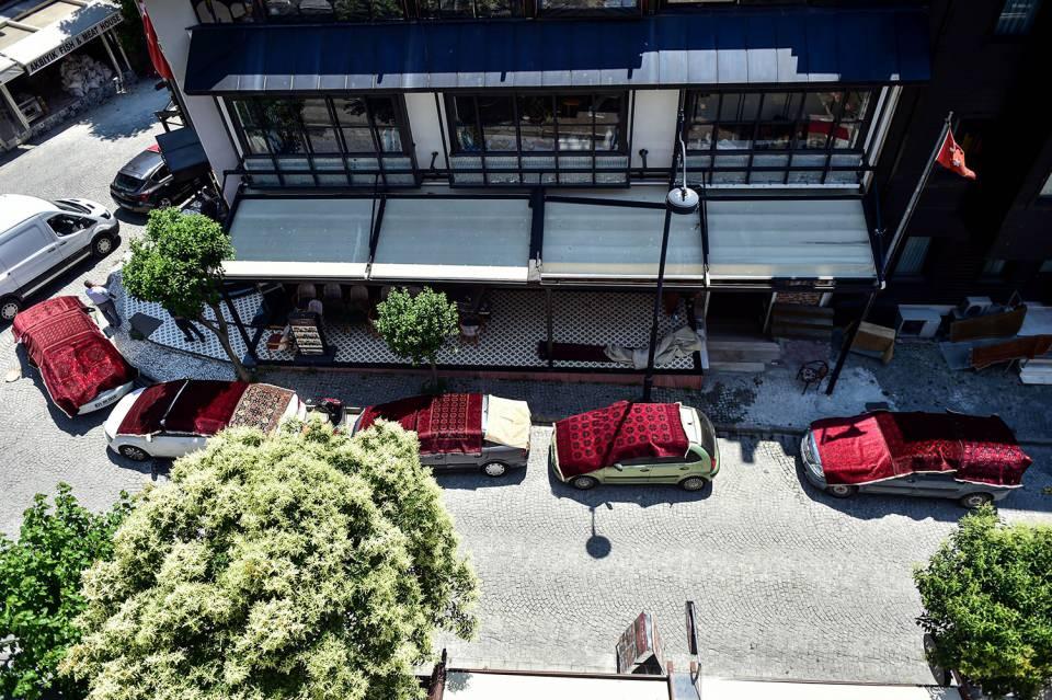 <p>Çevrede araçlarını park eden esnaf ise durumdan hiç şikayetçi değil. Kimi zaman araçlarından bir eşya almaya çalıştıklarında zorlansalar bile çevreye gelen turistlerin ilgisini çektiği için esnafın bu yöntemi oldukça benimsediği biliniyor.</p>
