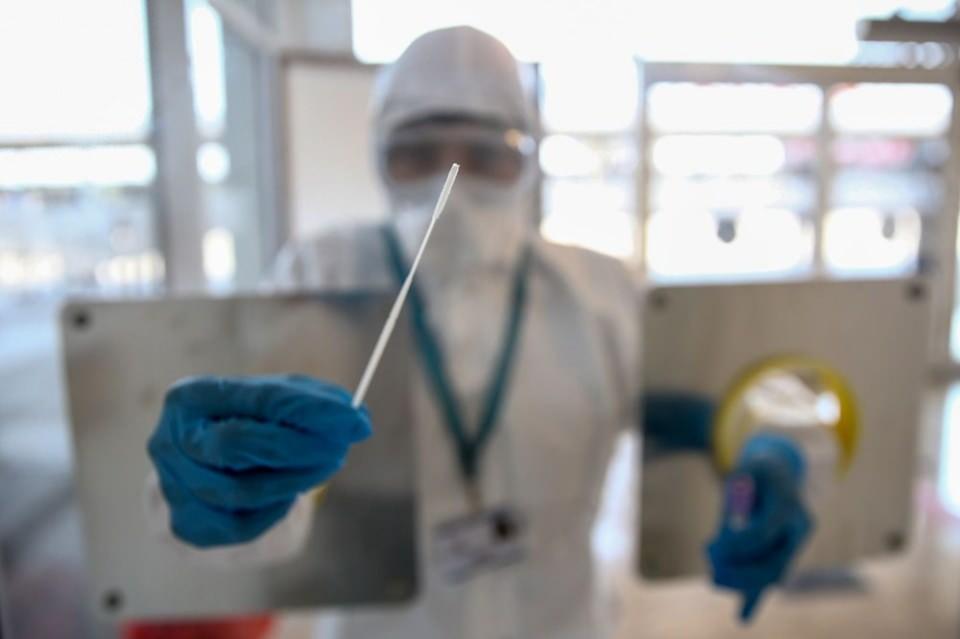 <p><em>Hülür, PCR testini zorunlu kılan ülkeler olduğunu belirterek, şöyle konuştu:</em></p>
<p>"Bazı ülkeler 48 saat önceden Covid-19 testi istiyor. Burada testin ücreti 15 euro yani 110 lira olacak. Havalimanında pasaport bölümünün öncesinde ateş ölçümü yapan termal kameralarımız var. Orada herhangi bir ateş semptomu olanlar izole alana alınacak. Buradan ekibimiz, doktorlarımız, giderek kişinin örneğini orada alacak. Kişi izole şekilde oteline gidecek, test sonucu pozitif olursa ambulansla hastaneye götürülecek. Türkiye'deki havalimanlarında kurulan ilk Covid-19 laboratuvarı oldu. Bunun için önemli."</p>