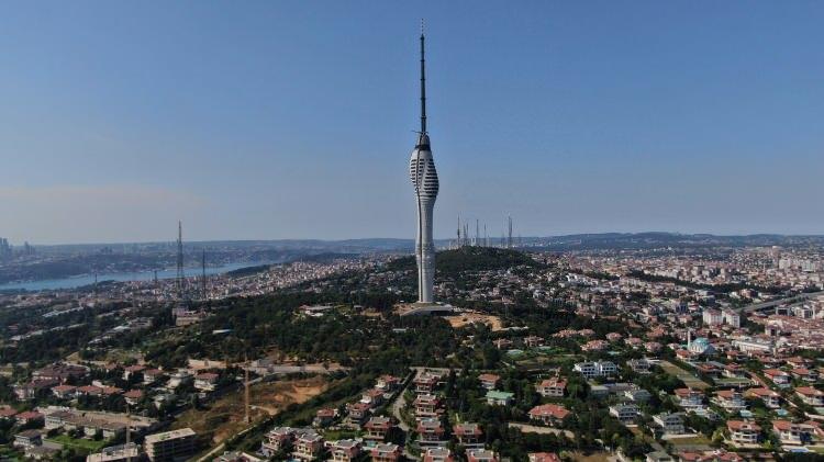 <p>Çamlıca'da görüntü kirliliği oluşturan antenler ve kulelerinin tek bir noktada toplanması için yapımına başlanan Küçük Çamlıca TV-Radyo Kulesi inşaatında sona yaklaşıldı. 300 işçi ve mühendisin gece gündüz çalıştığı projede, tek noktadan televizyonlara, radyolara ve kişilere yayıncılık hizmeti verilmesi planlanıyor.</p>