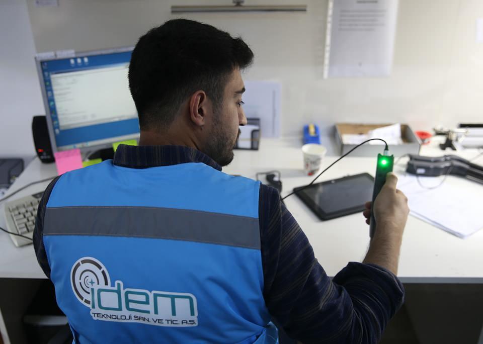 <p>"Belediyelerin en fazla yaşadığı sorunlardan biri altyapı hatlarının kazı esnasında zarar görmesi. Toruk ile bu gibi sorunlar ortadan kalkıyor. Hat tespiti doğalgaz şirketleri, telekomünikasyon firmaları, altyapıyla ilgilenen tüm kurumları ilgilendiriyor. Kültür ve Turizm Bakanlığı ve üniversitelerimizdeki arkeologların yeraltı şehirlerini ortaya çıkarması uzun süreler almakta. Toruk 101 aynı zamanda bu eserlerin daha hızlı ortaya çıkarılmasında kullanılmakta."</p>
<p> </p>
