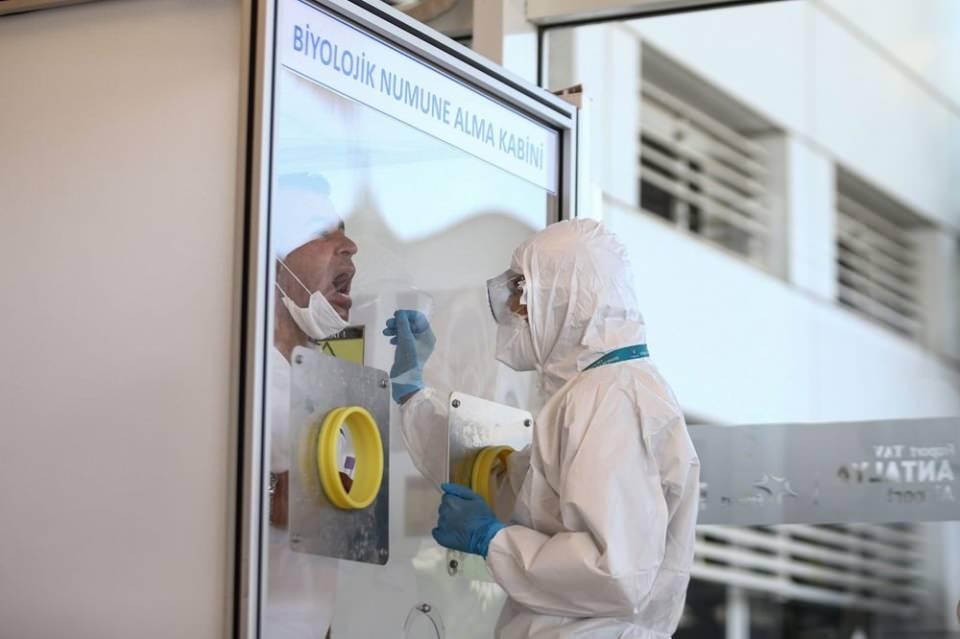 <p>Ofis ve tetkik alanlarından oluşan laboratuvarda, yaklaşık 20 sağlık çalışanı dönüşümlü olarak 24 saat hizmet verecek. Biyolojik numune alma kabininde alınan numuneler, laboratuvar ortamında incelerek, 4-5 saat içinde, Türkçe ve İngilizce olarak mail üzerinden gönderilecek ya da çıktı olarak verilebilecek.</p>
<p> </p>