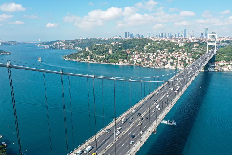 <p>Köprünün düşey gabarisi denizcilik standartlarına uygun olarak 64 metre olarak belirlenirken, köprü kule temelleri ve ankraj blokları, Avrupa ve Anadolu yakasında devoniyen sistemine ait kireç taşı ve yumrulu kireç taşı formasyonu üzerine inşa edildi.</p>
<p>Köprünün iki ucunda, taşıyıcı ana kablolardan gelen çekme yüklerini kaya zemine aktaran planda ise 50x60 metre boyutunda ve 35 metre kadar derinlikte masif betonarme birer ankraj bloku yer alıyor. Ankraj bloklarının içinde kabloların tespit edildiği birer oda yer alıyor. Kablolar bu odalar girerken 36 büklüme ayrılıyor ve her bir büklüm ayrı ayrı tespit edilerek daha geniş bir yüzeye yayılıyor.</p>