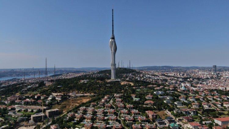 <p><strong>ESKİ ANTENLER SÖKÜLECEK</strong></p>
<p>Küçük Çamlıca TV-Radyo Kulesi'nin devreye girmesinin ardından şu anda Çamlıca tepesinde görüntü kirliliği yaratan eski antenlerin de sökümüne hemen başlanması bekleniyor. Etap etap gerçekleştirilecek çalışmaların sonunda Çamlıca Tepesinin tamamen anten kirliliğinden kurtarılacağı belirtildi.</p>
