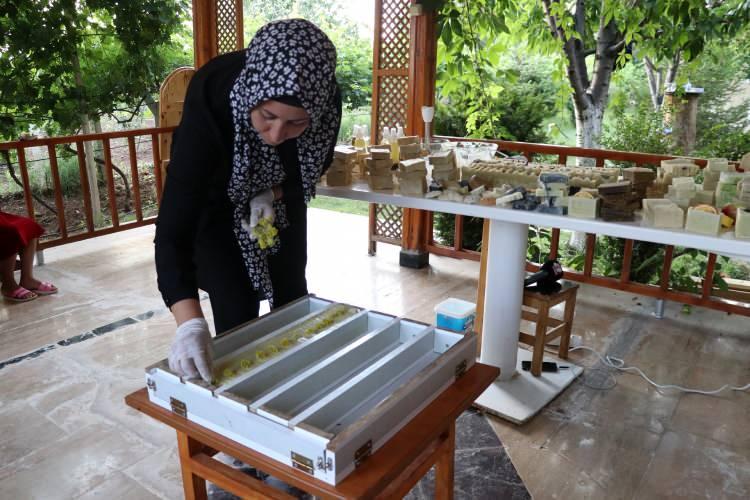 <p>Bahçemizde yetiştirdiğimiz bitkilerden kekik, defne ve ıhlamur sabunumuz var, domates, salatalık ve elma sabunu yapıyorum. </p>