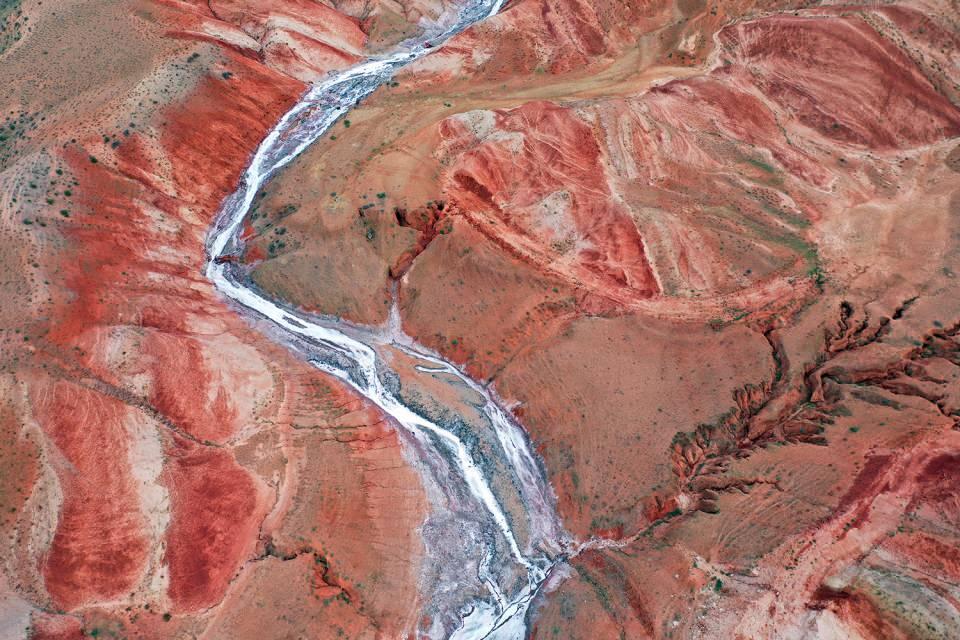 <p>Önemli tuz rezervine sahip Tuzluca ilçesindeki Tuz Dağı'nın eteklerinden çıkan tuzlu su, Aras Nehri'ne karışıyor. </p>

<p> </p>
