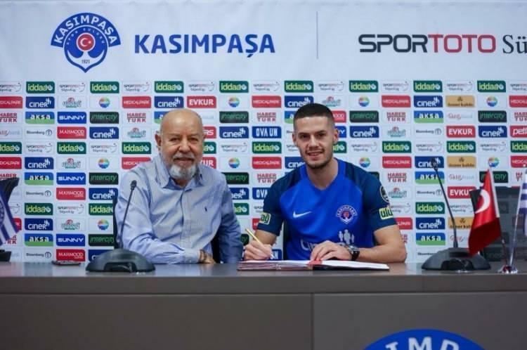<p>Kasımpaşa'nın 26 yaşındaki orta saha oyuncusu Haris Hajradinovic, gelecekle ilgili büyük hedefini açıkladı ve şampiyonluk yarışıyla da ilgili içinden geçeni açıklıkla söyledi.</p>

<p>İşte Bosnalı oyuncunun sözleri...</p>

