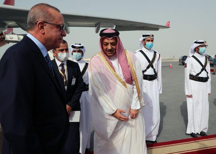 <p>Cumhurbaşkanı Erdoğan’ı, Doha Eski Uluslararası Havalimanı’nda Katar Savunma Bakanı Halid bin Muhammed El Attiyah ile Türk ve Katarlı yetkililer karşıladı.</p>

