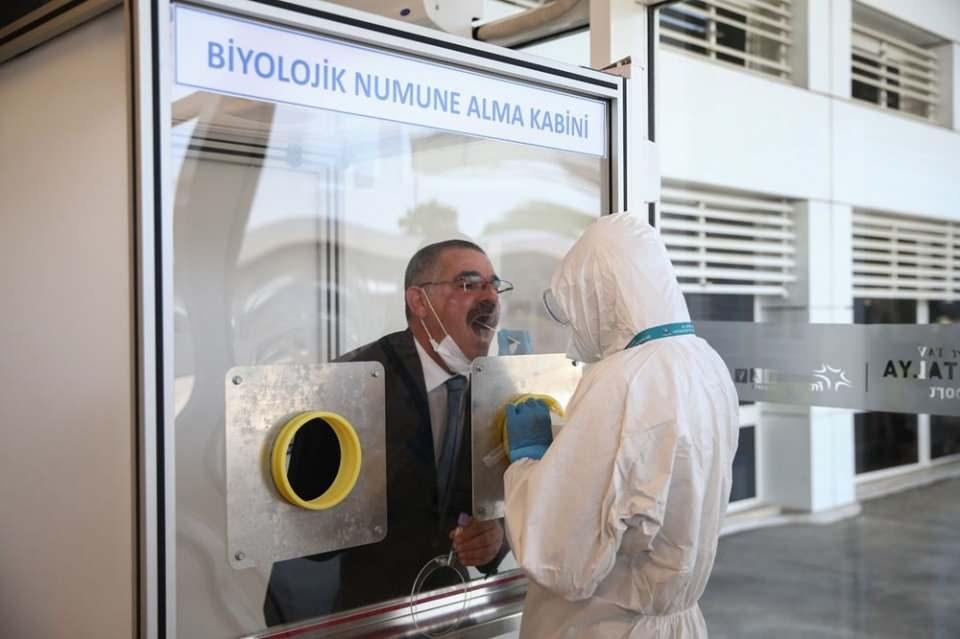 <p>Bu arada, Kıbrıs'a seyahat edecek KKTC'nin Antalya Başkonsolosluğu Eğitim ve Kültür Ateşesi Mehmet Savaş Kortay, laboratuvarda numune veren ilk kişi oldu.</p>
<p> </p>