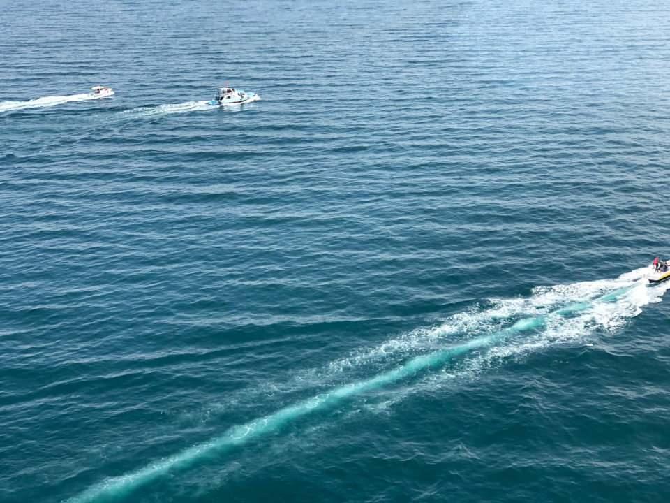 <p>ROW cihazı 140 metre aşağı indi, bir takım karartılar görünüyor. Buradan göründüğü gibi değil, göl içerisi hareketli ve dalgalı. </p>