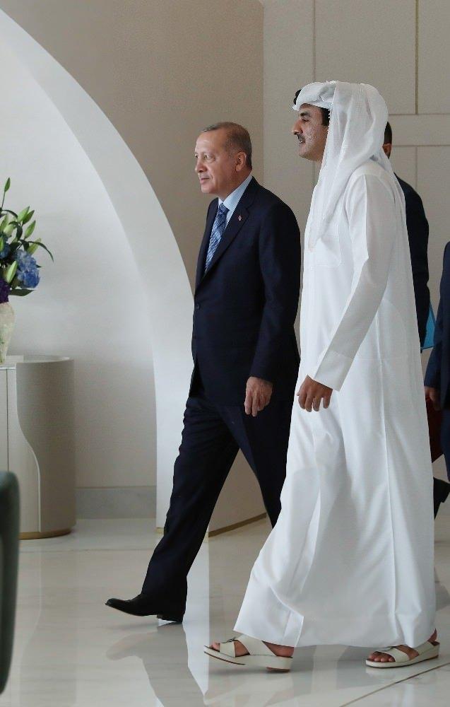 <p>Erdoğan’a Katar ziyaretinde Hazine ve Maliye Bakanı Berat Albayrak, Milli Savunma Bakanı Hulusi Akar, İletişim Başkanı Fahrettin Altun, Cumhurbaşkanlığı Sözcüsü İbrahim Kalın ve MİT Başkanı Hakan Fidan eşlik ediyor.</p>