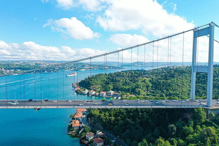 <p>"Boğaziçi'nin ikinci gerdanlığı" Fatih Sultan Mehmet Köprüsü, her geçen gün nüfusu artan İstanbul'da 1988'den bu yana hizmet vererek kentin trafik yükünü hafifletiyor.</p>
