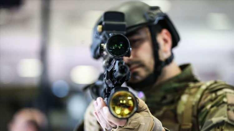 <p>Uluslararası Savunma Sanayii Fuarı'nda (IDEF) tanıtılan ve Cumhurbaşkanı Recep Tayyip Erdoğan'ın incelediği Tüfeğe Monte Lazer Silahı'nın Proje Yöneticisi Doç.Dr. Aydın Yeniay, lazer silahı hakkında bilgi verdi.</p>
<p>Bir süredir lazer silahı teknolojileriyle ilgili araştırma ve geliştirme çalışması yürüttüklerini anlatan Yeniay, Geliştirdikleri Tüfeğe Monte Lazer Sistemi ile Milli Piyade Tüfeği - MPT76'ya lazer silahı işlevini de kazandırdıklarını söyleyen Yeniay, şu bilgileri verdi:</p>