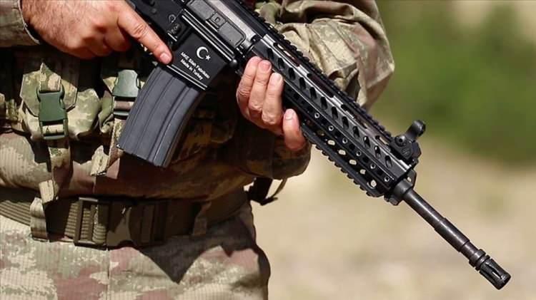 <p><strong>MENZİLİ 3 BİN 600 METREYİ BULUYOR</strong><br />
<br />
MPT-55, özellikle meskun mahal çatışmalarında, komando birliklerinde kullanılabilecek etkili bir yeni nesil piyade tüfeği olarak şekillendirildi.</p>
<p>Yüksek atış kabiliyeti, benzerlerine göre hafif ve etkili bir silah olma özelliğiyle ön plana çıkan MPT-55, TSK'nin ihtiyacına binaen özgün, muharebe ortamında gece ve gündüz, her türlü arazi ve hava şartlarında kullanılabilecek şekilde geliştirildi. </p>