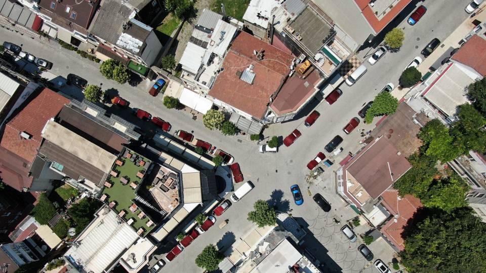 <p>Güneş halının kalitesini daha iyi yapıyor hem de nem sorunu da ortadan kalkmış oluyor. Güzel bir görüntü, turistlerin de ilgisini çekiyor. Turistler genelde bu manzaranın resmini çekiyor” ifadelerini kullandı.</p>