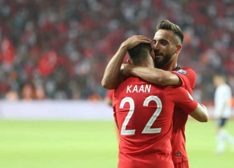 <p><strong>KENAN'A TAKİP</strong></p>

<p>Ali Koç yönetimi, Bundesliga’da küme düşen Fortuna Düsseldorf’ta forma giyen forvet Kenan Karaman için de girişimlere başladı. Kenan Karaman’ın sözleşmesinde kulübü küme düştüğü için 2 milyon avro çıkış maddesi bulunuyor.</p>
