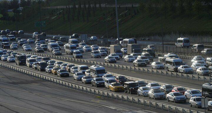 <p>​Türkiye İstatistik Kurumu'na göre mayıs sonu itibarıyla trafiğe kayıtlı toplam taşıt sayısı, geçen yılın aynı dönemine göre yüzde 1,77 artarak 23 milyon 39 bin 551'den 23 milyon 448 bin 381'e yükseldi.</p>
