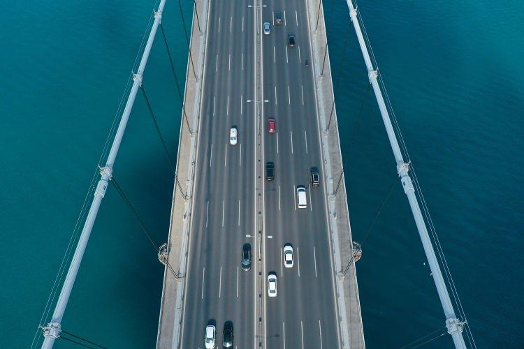 <p>Asya ve Avrupa arasındaki ilk sabit bağlantı olma özelliğini taşıyan Boğaziçi Köprüsü'nün hizmete açılması sonrasında, gerek Türkiye'nin ekonomik koşulları gerekse İstanbul çevresindeki hızlı gelişme ve nüfus artışına bağlı olarak günlük ortalama araç trafiği beklenenin üzerinde hızlı bir artış kaydetti.</p>

<p> </p>
