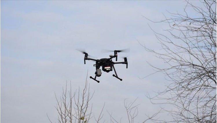 <p>ASİSGUARD Genel Müdürü Ayhan Sunar, ''Ülkemizin ilk silahlı milli drone sistemi olma özelliği taşıyan Songar, hedef bölgenin tespitinden tehdidi etkisiz hale getirmeye, operasyon sonrası hasar belirlenmesinden gerçek zamanlı görüntü aktarımına kadar kritik birçok görevi icra edebiliyor. Tekli veya çoklu drone sistemiyle eş zamanlı görev yapabilen Songar'ın güvenlik operasyonlarında önemli görevler üstleneceğine inanıyoruz. Yerli sanayimizi yenilikçi milli teknolojilerle ileri taşımaya odaklanarak yatırımlarımıza devam ederken, Songar'a yeni gelişmiş özellikler kazandırmak üzere de çalışmalarımızı sürdüreceğiz'' dedi.</p>
<p> </p>