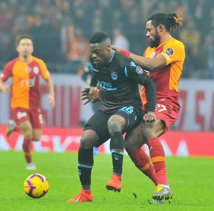 <p><strong>Son maçlarda Trabzonspor üstün</strong><br />
<br />
Rekabette galibiyet sayısı bakımından geride bulunan Trabzonspor, son 11 lig maçında ise rakibine üstünlük kurdu.<br />
<br />
İki takım arasındaki son 11 lig maçının 6'sında bordo-mavililer, 4'ünde sarı-kırmızılılar 3 puana ulaşırken, bir müsabaka ise berabere tamamlandı.</p>
