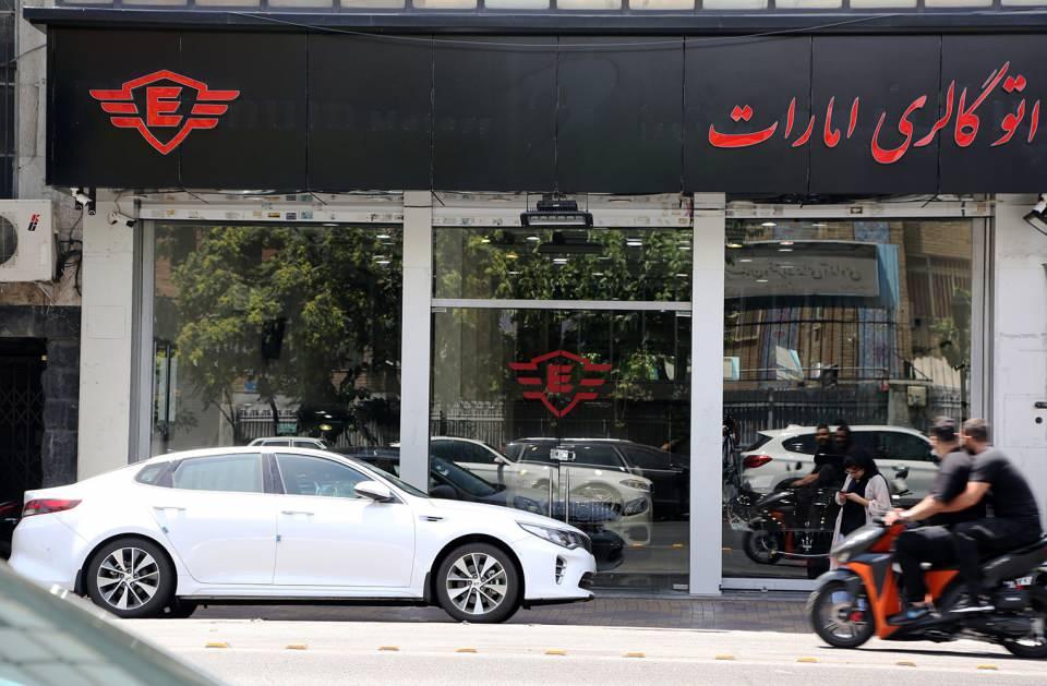 <p>Caferi, "Otomobil fiyatları çok yükseldi, ben de almak istiyorum fakat gücüm yetmiyor. Pride bile çok pahalılandı, 90 milyon tümene çıktı. Kura için kayıt yaptırdım fakat bana çıkmadı. Otomobil fiyatları düşmeli ya da maaşlar artmalıdır. Ben satıcıların kendi elinde olduğunu düşünüyorum. Araç alamadığım için motosiklet kullanıyorum." diye konuştu.</p>

<p> </p>
