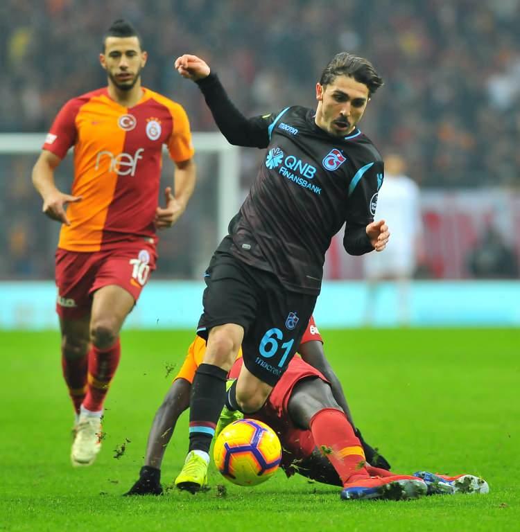 <p><strong>Galatasaray'da önemli eksikler</strong><br />
<br />
Galatasaray, sakatlık ve cezalılar nedeniyle Trabzonspor maçında 5 futbolcusundan yararlanamayacak.<br />
<br />
Sözleşme sorunu yaşayan Onyekuru'nun yanı sıra sezonu kapatan Fernando Muslera ve Florin Andone, sakatlığı bulunan Mario Lemina ile cezalı olan Adem Büyük, Trabzonspor karşılaşmasında sahaya çıkamayacak.</p>
