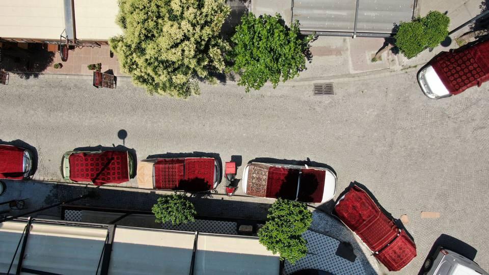 <p>Onlarca arabanın üzerine halı serilmesi ise Antalya'nın Döşemealtı ilçesinde tarlalara serilen el dokuması halı ve kilimlerin oluşturduğu halı tarlalarını anımsattı.</p>
