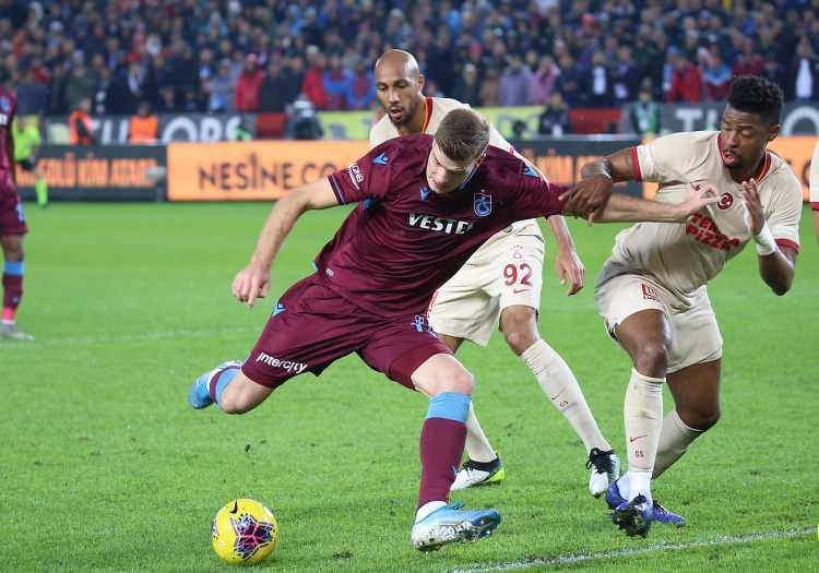 <p>Sarı-kırmızılı ekipte sakatlıkları bulunan Radamel Falcao'nun durumları bu akşam yapılacak antrenmanın ardından belli olacak. ​Galatasaray'da sakatlığı geçen Marcao ile cezasını tamamlayan Mariano Filho ve Ahmet Çalık ise teknik direktör Fatih Terim'in görev vermesi durumunda müsabakada forma giyebilecek.</p>
