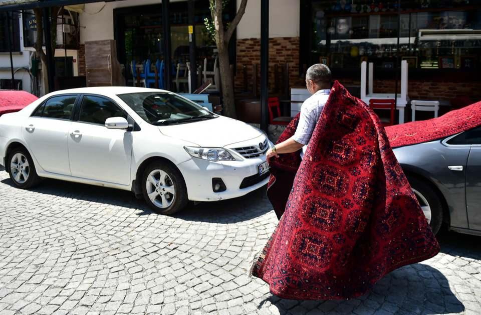 <p>Yerli ve yabancı turistlerin uğrak noktalarından bir yer olan Sultanahmet’te korona virüs (Covid-19) salgını nedeniyle birçok mağaza 3 ay boyunca kapalı kaldı.</p>
