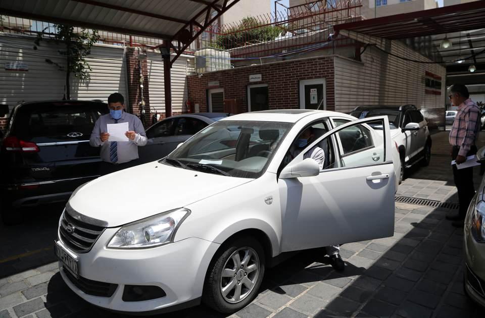 <p><strong>"Kura yöntemi suni bir talep oluşturuyor" </strong></p>

<p>Gelişmeleri AA muhabirine değerlendiren sektörün önde gelen temsilcilerinden Hüsrevani Otomotiv Genel Müdürü Ali Hüsrevani, ülkede otomobilin kullanım aracı olmaktan çıktığını ve yatırım aracına dönüştüğünü söyledi. </p>
