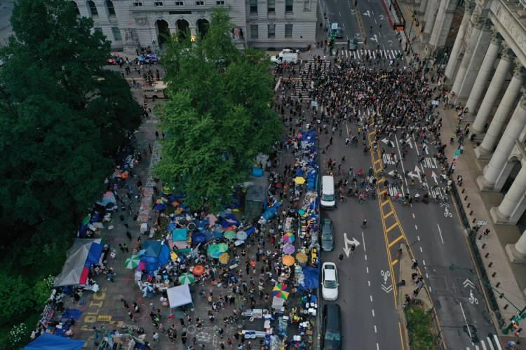 <p>Anketlerde, protestolara katılanların yarısının, ilk defa bir gösteriye iştirak ettiklerini belirttikleri de ifade edildi.</p>
