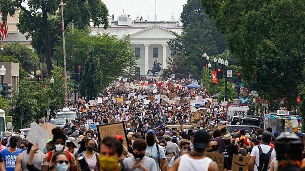 <p>ABD'de yapılan anketlerde, siyahi George Floyd'un ölümü sonrası başlayan protestolara şimdiye kadar 26 milyon kişinin katıldığı ve bunun ülke tarihinde en geniş katılımlı eylem olduğu belirtildi.</p>
