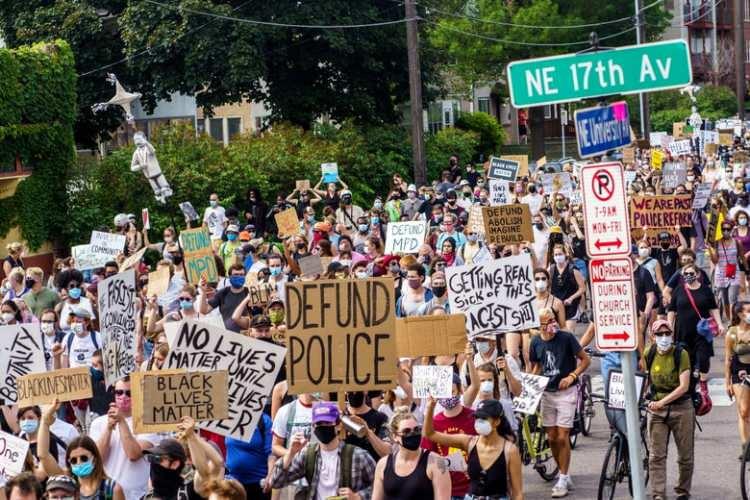<p>Diğer anket şirketi Civis Analytics'e göre ise, 12-22 haziran arasında 23 milyon kişi gösterilere katılırken, N.O.R.C. anketine göre 11-15 haziran arasında 18 milyon kişi protestolarda yer aldı.</p>
