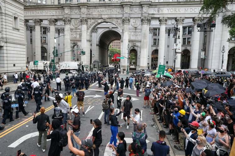 <p>- FLOYD İÇİN ŞİMDİYE KADAR 4 BİN 700'DEN FAZLA PROTESTO DÜZENLENDİ</p>

<p>ABD'nin Minneapolis kentinde 26 Mayıs'ta başlayan ilk protestolardan bugüne, günlük ortalama 140 gösteri ile ülke genelinde toplam 4 bin 700'den fazla protesto düzenlendi.</p>
