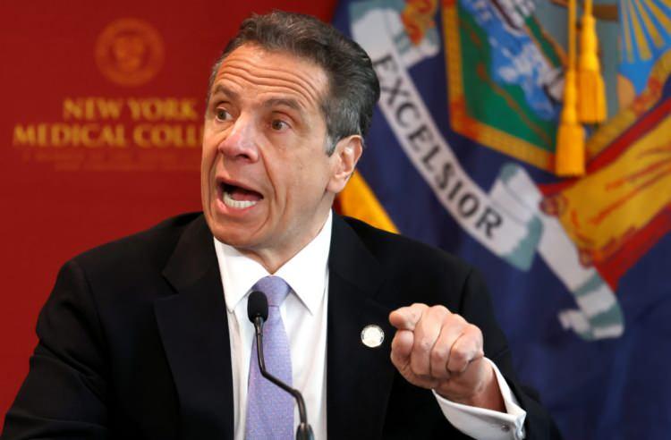 <p>New York Valisi Andrew Cuomo, ülkenin değişik eyaletlerinde görülen vaka artışları nedeniyle New York’ta gelecek hafta açılması planlanan alışveriş merkezleri ve lokantaların iç mekan kullanım sürecini yavaşlatmayı düşündüklerini belirtti.</p>