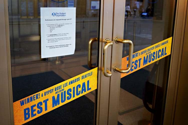 <p>Öte yandan, Kovid-19 salgını nedeniyle 12 Mart'ta kapılarını seyircilere kapatan New York Broadway gösterilerinin açılmasının Ocak 2021'e kadar uzatıldığı duyuruldu.</p>