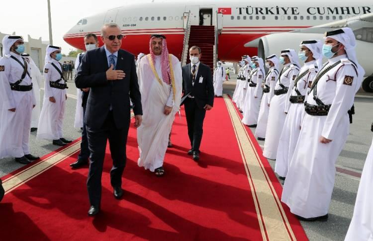 <p>Cumhurbaşkanı Erdoğan’ı, Doha Eski Uluslararası Havalimanı’nda Katar Savunma Bakanı Halid bin Muhammed El Attiyah ile Türk ve Katarlı yetkililer karşıladı.</p>
