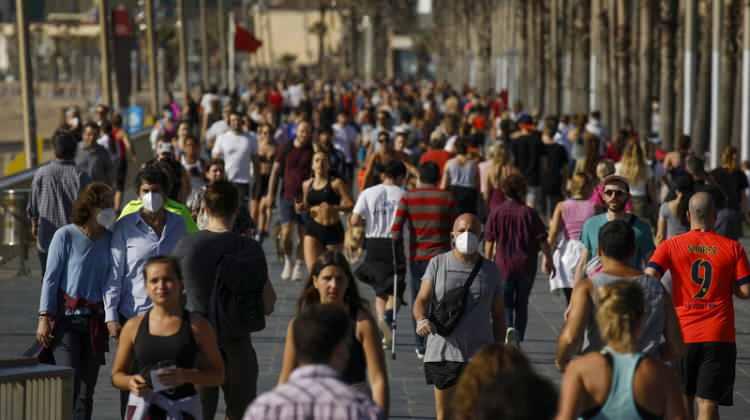 <p>İspanya’da korona virüs salgınında ikinci dalga paniği devam ediyor. İspanya’nın Galiçya Özerk Bölgesi’nde bulunan 70 bin nüfuslu La Marina Bölgesi bu geceden itibaren 10 Temmuz tarihine kadar karantina altına alınacak.</p>